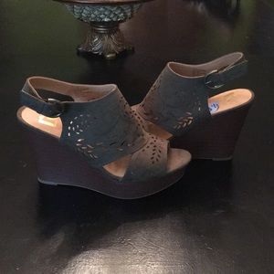 Woman’s NWT wedges size 8.5